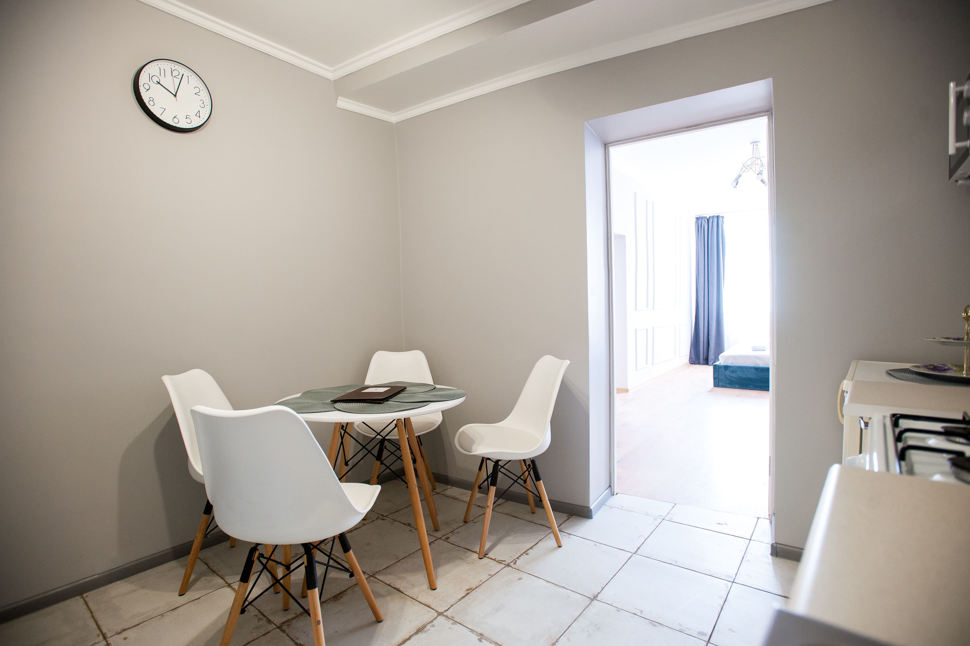 标准公寓式客房, 多张床, 城市景观 (Knyazya Y. Osmomysl Square 3) | 私人厨房 | 冰箱、微波炉、烤箱、炉灶