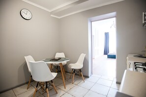 Condo standard, várias camas, vista para a cidade (Knyazya Y. Osmomysl Square 3) | Cozinha privada | Geladeira, micro-ondas, fogão, cooktop