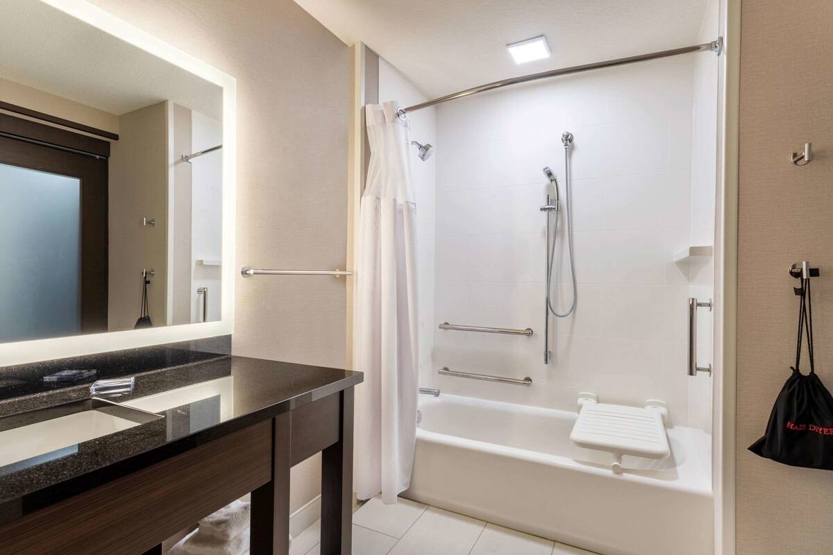 combined shower/bathtub, free toiletries, hair dryer, towels