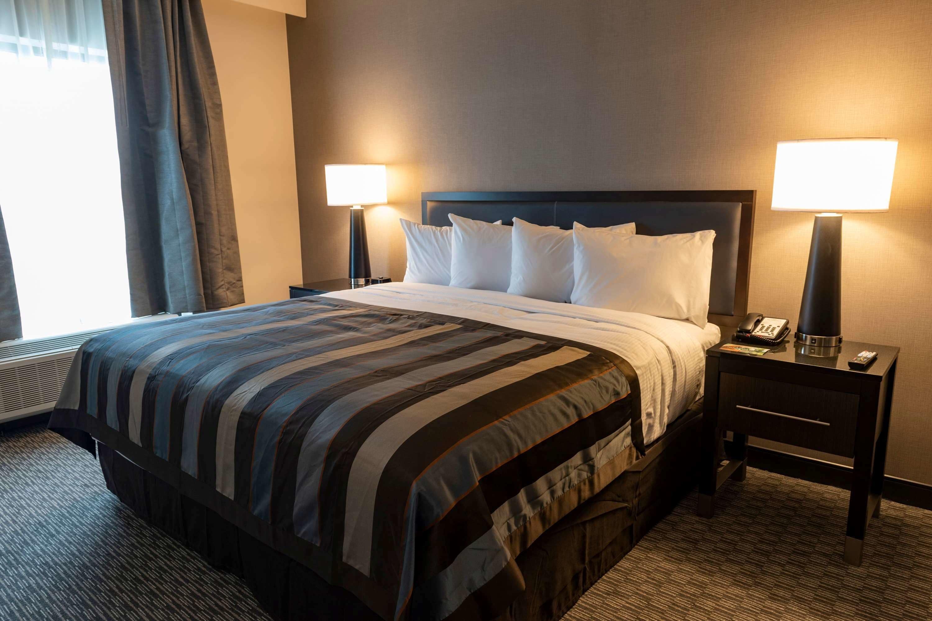 Luxe beddengoed, pillowtop-bedden, een bureau, verduisterende gordijnen