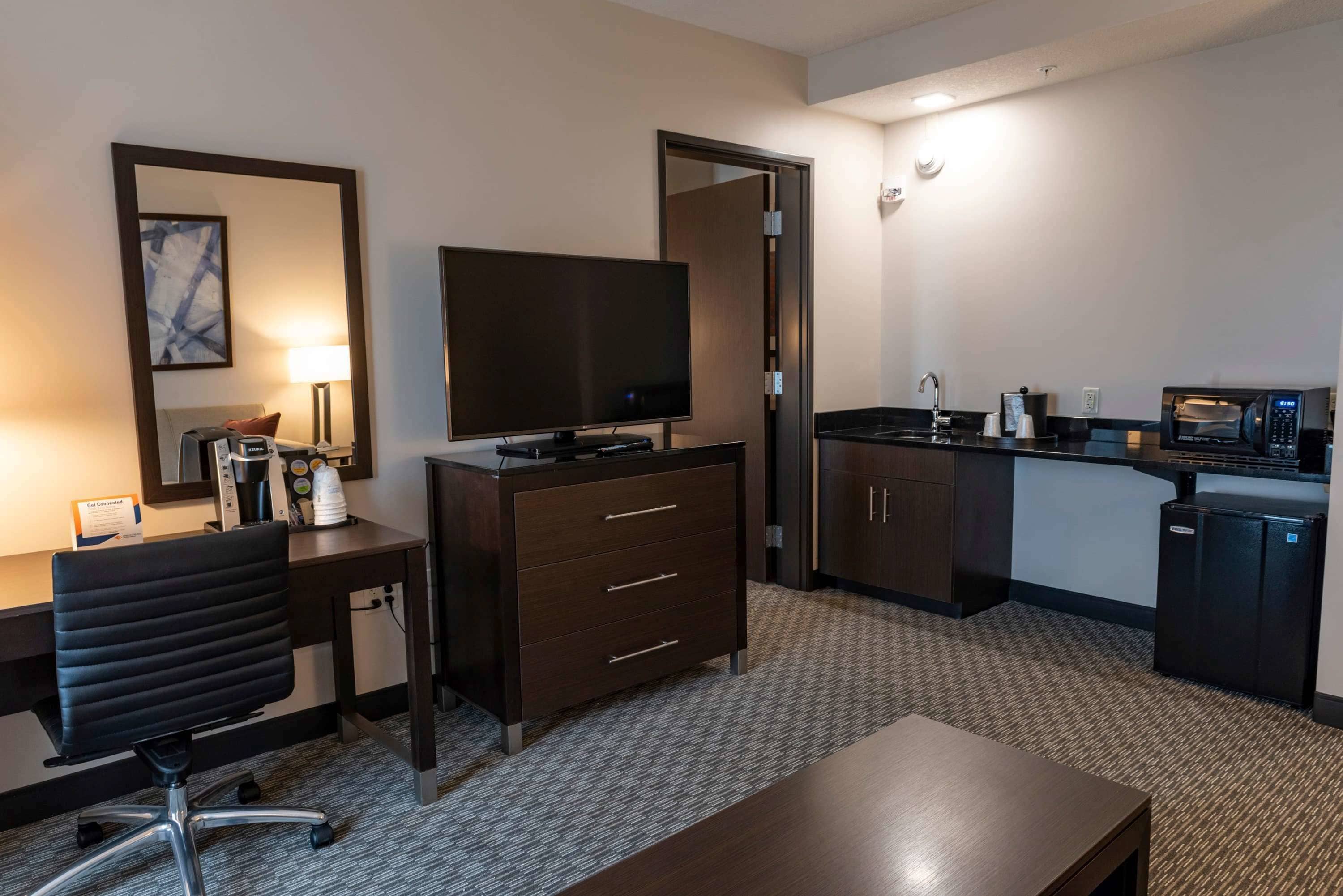 premium bedding, pillow-top beds, desk, blackout curtains