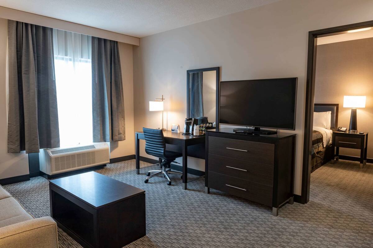 Suite, 1 Bedroom, Non Smoking (King) | Premium bedding, pillowtop beds, desk, blackout drapes
