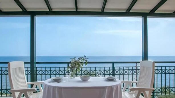 Mesa para dos con vista al mar.