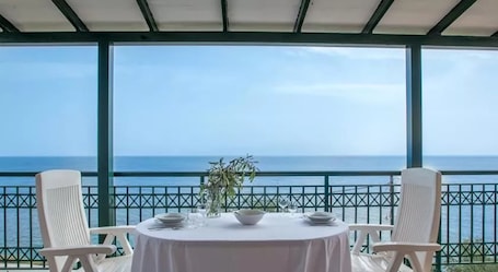 Outdoor dining. Deluxe 2 Bedroom Residence with Sea View