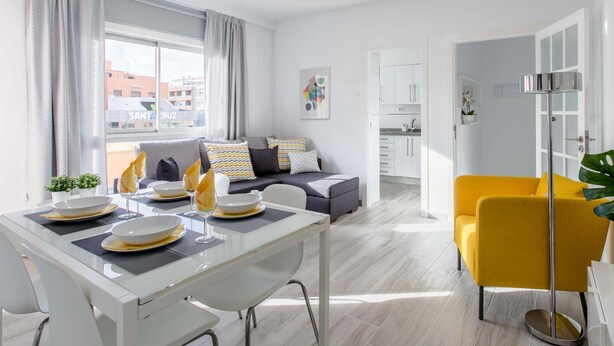 Eine moderne Wohnung mit Essbereich, Wohnzimmer und Küche.