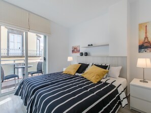 2 bedrooms, iron/ironing board, internet