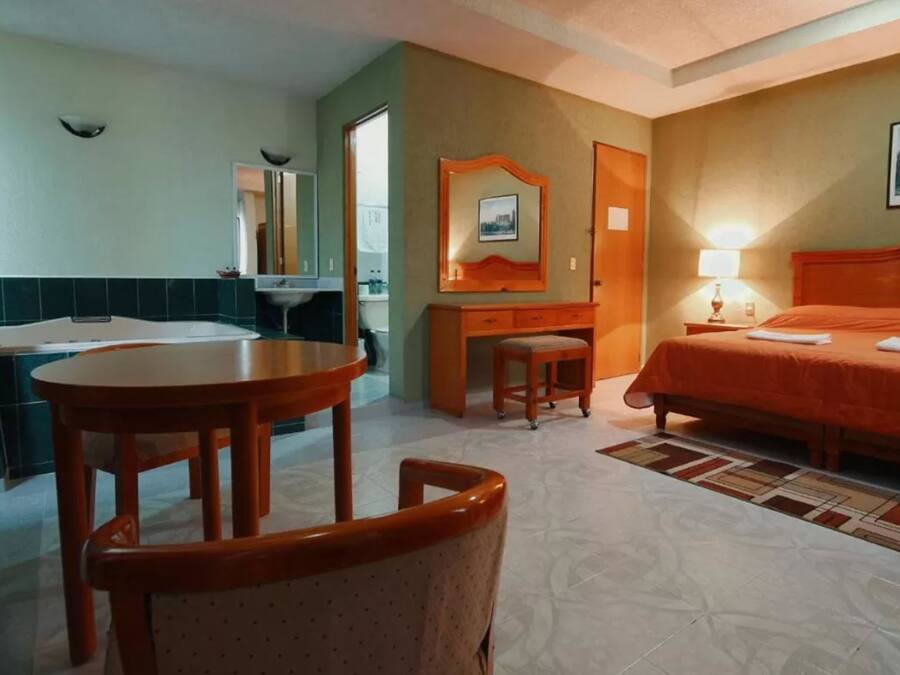 Rom – junior, 1 kingsize-seng | Safe på rommet, strykejern/-brett, wi-fi (inkludert) og sengetøy