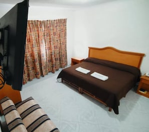Habitación estándar | Caja de seguridad en la habitación y tabla de planchar con plancha 