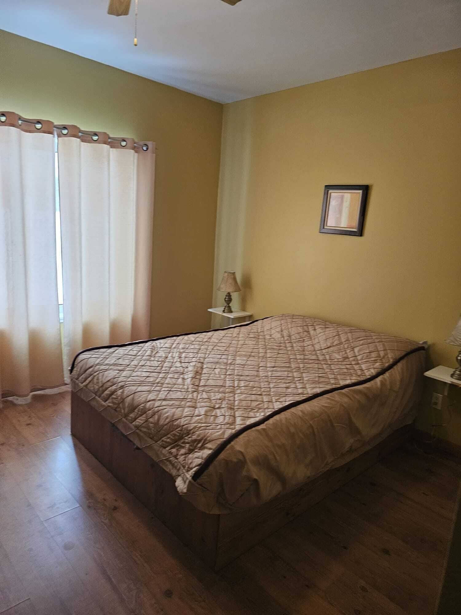 Familien-Vierbettzimmer, Mehrere Betten, Blick auf den Innenhof | Kostenloses WLAN, Bettwäsche