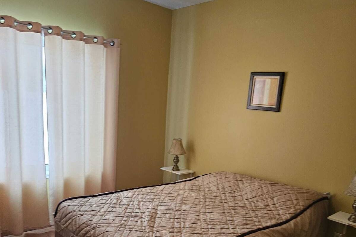 Familien-Vierbettzimmer, Mehrere Betten, Blick auf den Innenhof | Kostenloses WLAN, Bettwäsche