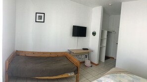 Standardzimmer, Mehrere Betten, Blick auf den Innenhof | Kostenloses WLAN, Bettwäsche