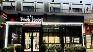 Un hotel con un cartel llamativo que dice 'Park Hotel'.