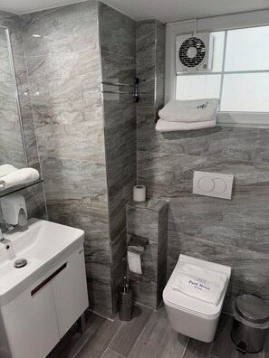 Deluxe Duplex, 2 Bedrooms, Non Smoking | Bathroom | Shower, hair dryer, slippers, towels - Park Hotel (Kashar)