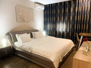 Deluxe Room, 1 King Bed | Premium bedding, in-room safe, laptop workspace, soundproofing