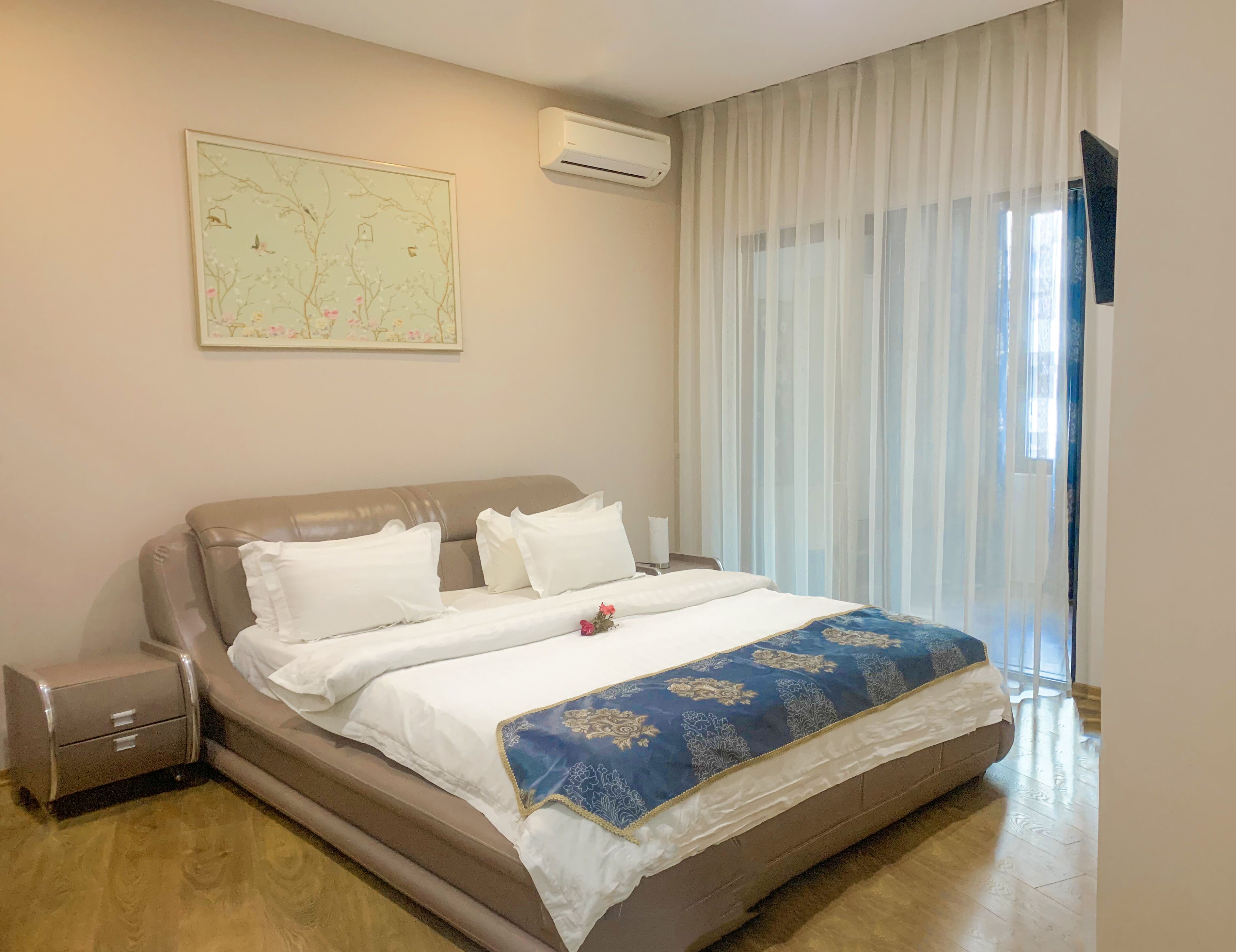 Deluxe Room, 1 King Bed | Premium bedding, in-room safe, laptop workspace, soundproofing