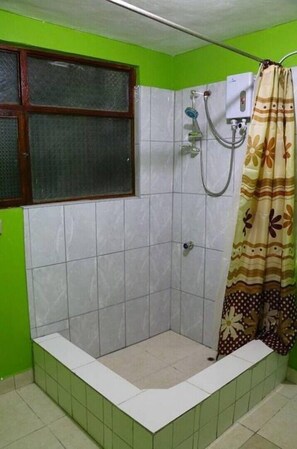 Shower, hair dryer, towels, toilet paper - LIBERTY TRAVEL HOUSE - near Plaza de Armas Cusco (cuzco)