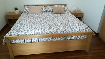 2 Schlafzimmer, Schreibtisch, schallisolierte Zimmer