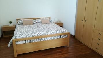 2 Schlafzimmer, Schreibtisch, schallisolierte Zimmer