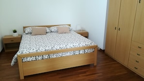 2 chambres, bureau, chambres insonorisées, fer et planche à repasser