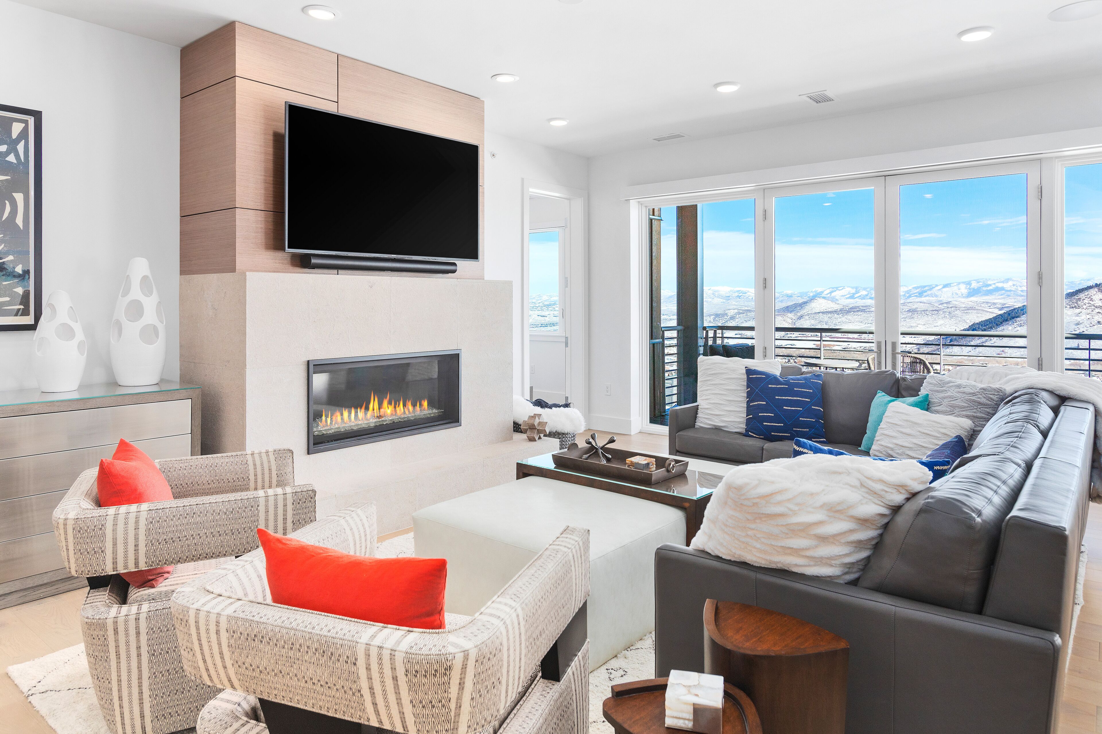 聯排別墅, 4 間臥室 (Apex) | 起居區 | 50-吋智慧型電視、衛星頻道、電視、壁爐