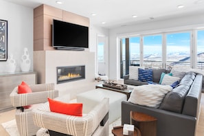 タウンホーム 4 ベッドルーム (Apex) | リビング エリア | 50 インチのスマートテレビ (衛星放送視聴可)、テレビ、暖炉