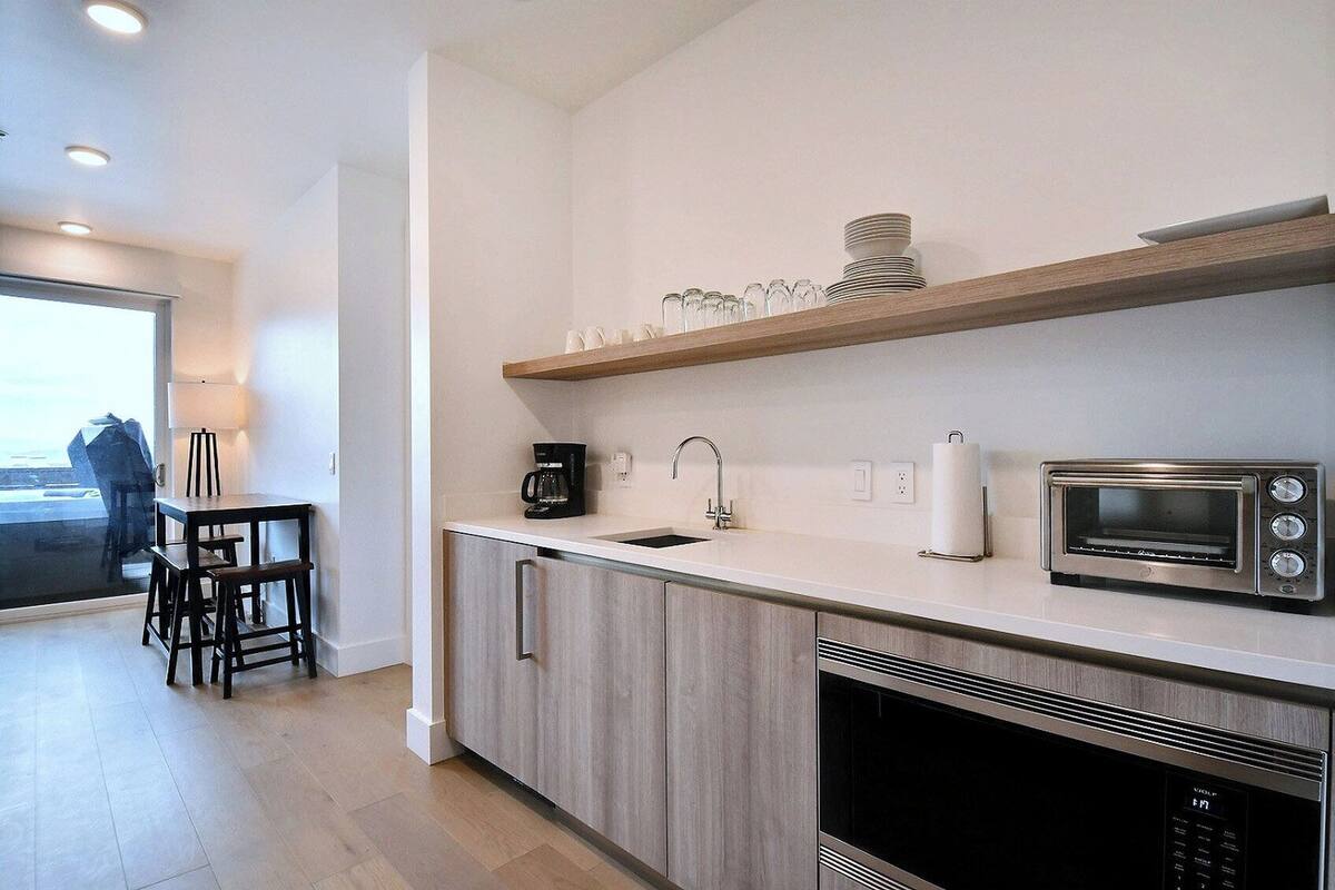 Room, 2 Bedrooms (Efficiency, Residence) | Private kitchen | Fridge, microwave, dishwasher, coffee/tea maker