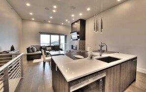 タウンホーム 3 ベッドルーム (Apex) | 専用キッチン | 冷蔵庫、電子レンジ、食器洗い機、コーヒー / ティーメーカー