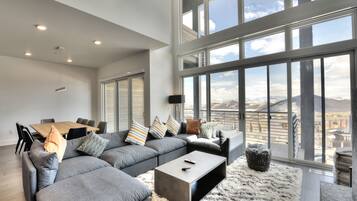 Nhà liên kế, 4 phòng ngủ (Apex) | Khu phòng khách | Smart TV 50-inch có truyền hình vệ tinh, TV, lò sưởi