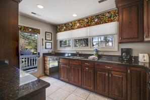 Stovetop, dishwasher, cookware/dishes/utensils - Lands End 14 (Hilton Head Island)