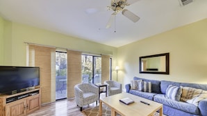 Flat-screen TV, DVD player, books - Ocean Breeze 9 (Hilton Head Island)
