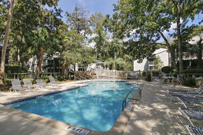 Outdoor pool - Ocean Breeze 9 (Hilton Head Island)