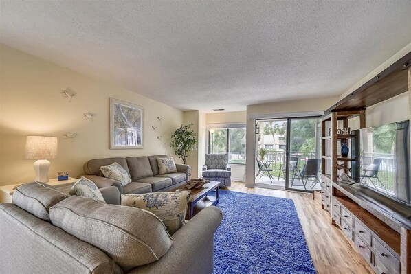 Een flatscreentelevisie en een dvd-speler