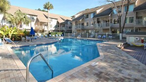 Outdoor pool - Courtside 24 (Hilton Head Island)