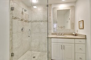Combined shower/bathtub - Evian 203 (Hilton Head Island)