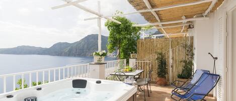 Tina de hidromasaje al aire libre