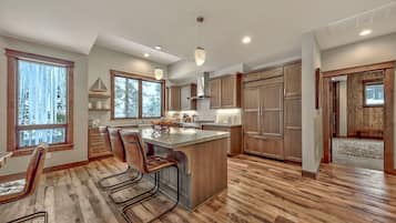 Room, 4 Bedrooms (Gondola Vista Residence) | Private kitchen | Full-sized fridge, microwave, oven, stovetop