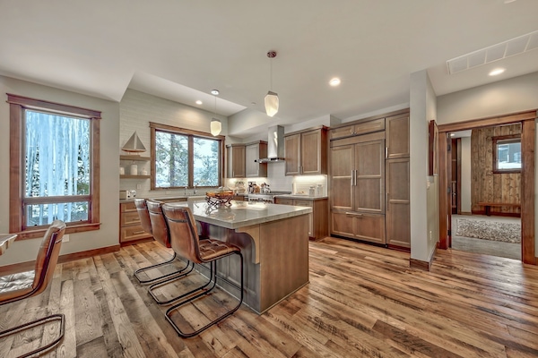 Room, 4 Bedrooms (Gondola Vista Residence) | Private kitchen | Full-size fridge, microwave, oven, stovetop
