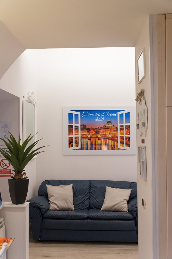 Interior - THE WINDOW IN FRONT (Roma)