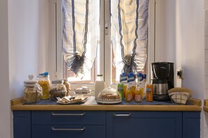 Interior - THE WINDOW IN FRONT (Roma)