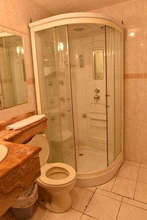 Suite, 1 queensize bed | Een bureau, een strijkplank/strijkijzer, gratis wifi, beddengoed