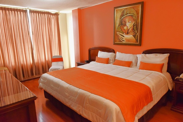 Escritorio, tabla de planchar con plancha, wifi gratis y ropa de cama