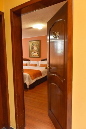 Suite, 1 Queen Bed | Desk, iron/ironing board, free WiFi, bed sheets - Hotel Makroz (Latacunga)