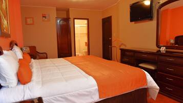 Suite, 1 cama de matrimonio | Escritorio, tabla de planchar con plancha, wifi gratis y ropa de cama