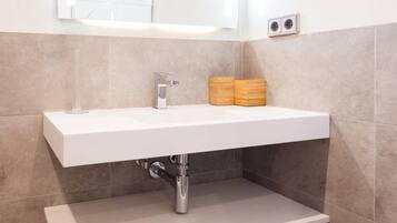 Een haardroger, handdoeken