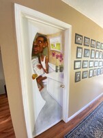 Ducha de hidromassagem, secador de cabelo, toalhas de banho, sabonete