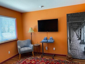 أغطية فراش متميزة وخزنة داخل الغرفة وبديكور ات فريدة لكل غرفة