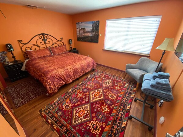 أغطية فراش متميزة وخزنة داخل الغرفة وبديكورات فريدة لكل غرفة