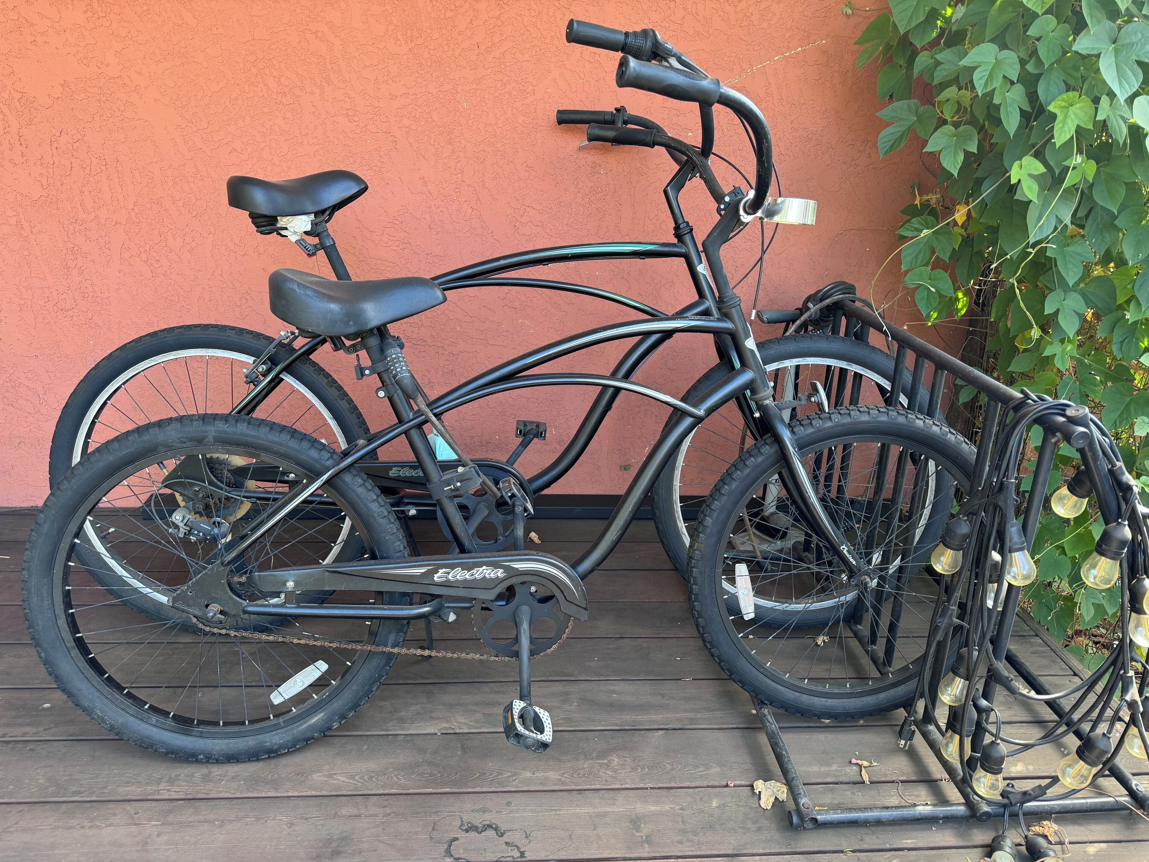 Ein Fahrrad, das an einer Wand steht, mit Kettenaufbewahrung und Sitz.