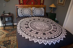 Quarto galeria, 1 cama Queen | Roupas de cama premium, cofres nos quartos, individualmente decorados