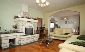 TV, fireplace